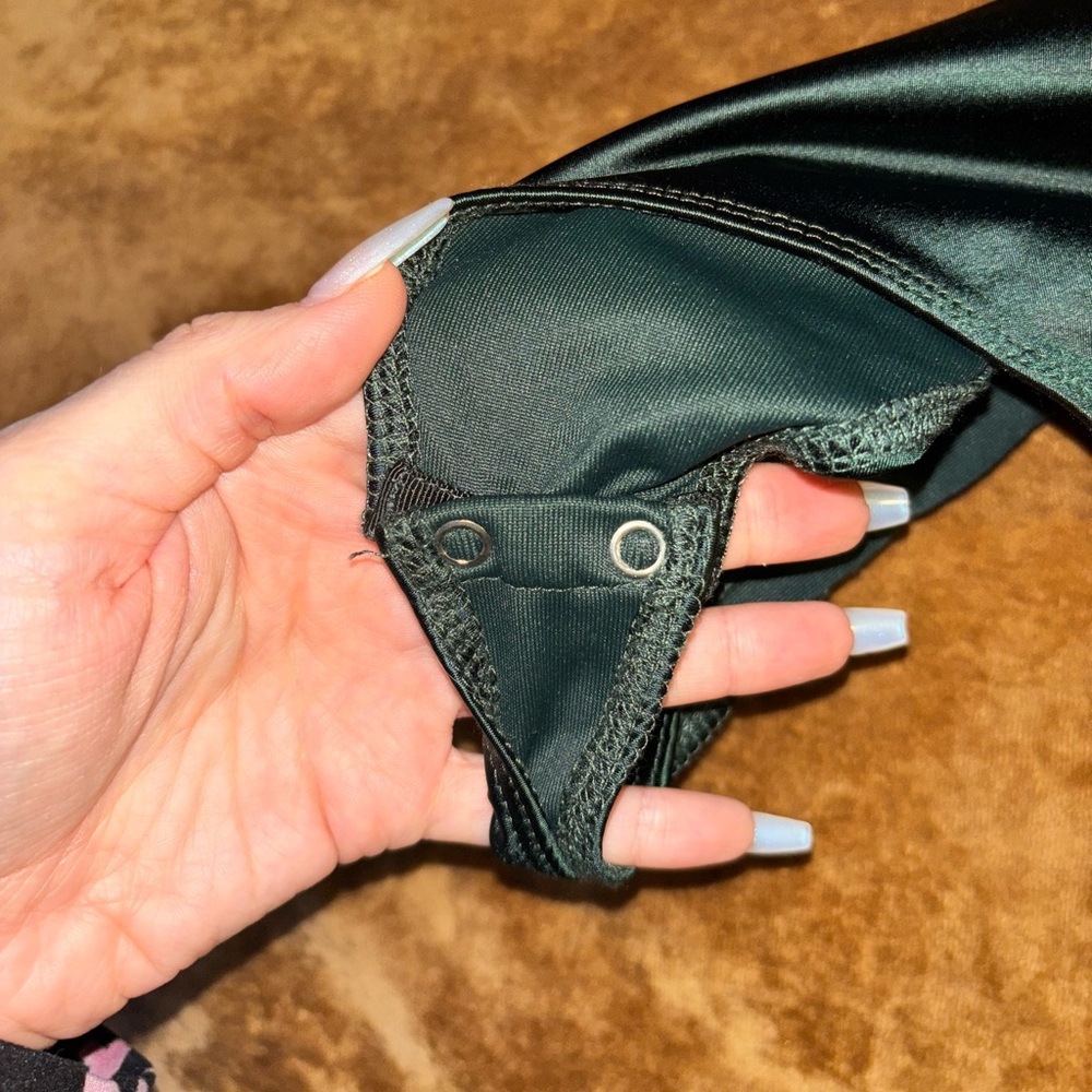 HOUSE OF HARLOW 1960 V Neck Bodysuit - Picture 6 of 10